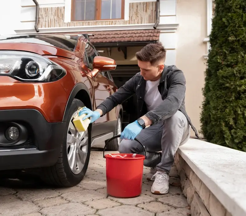 Lavage auto à domicile Scaër : professionnel intervenant sur un véhicule